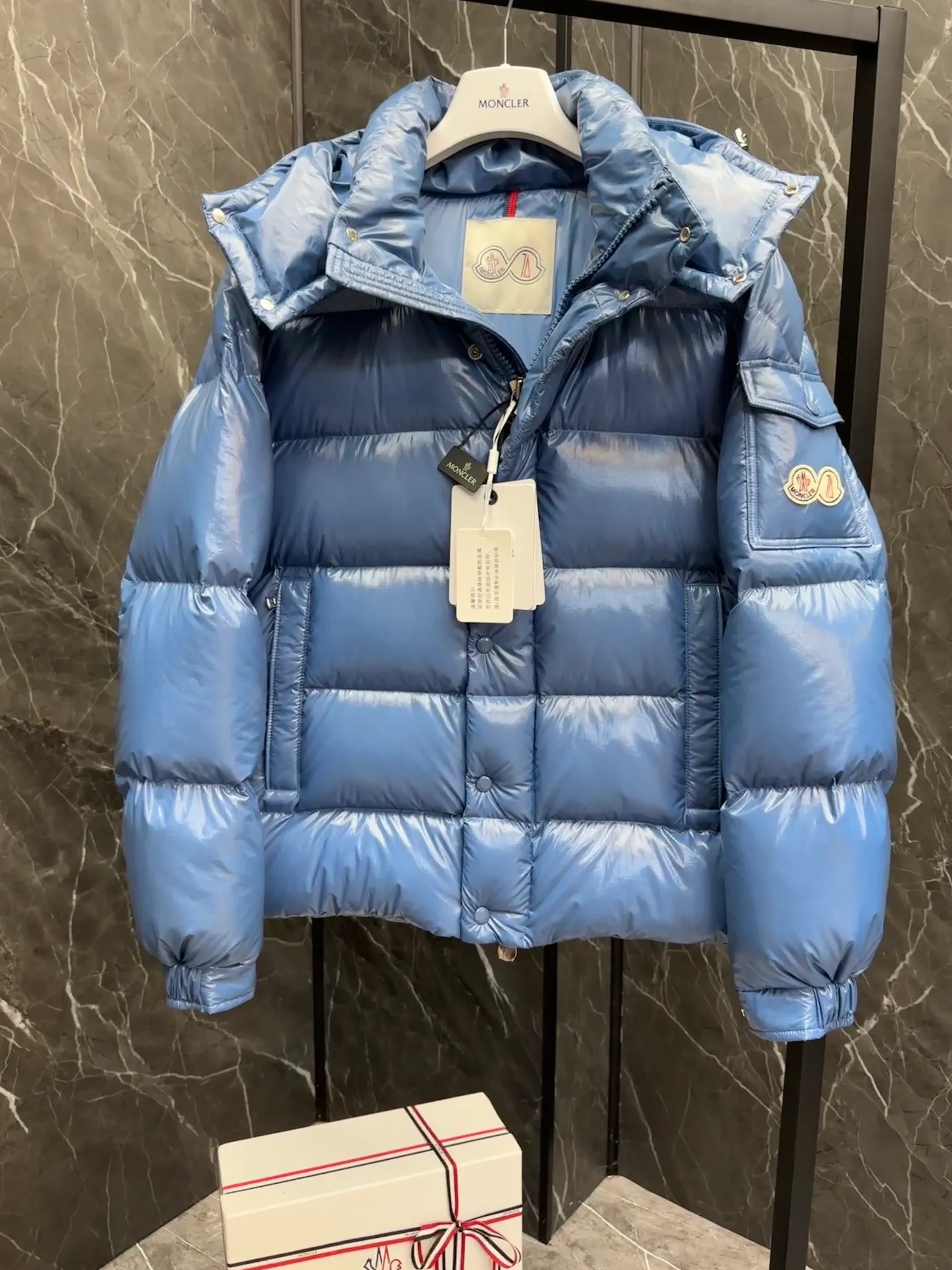 ⬆️Moncler Maya 70 . . Moncler 70 ， 。 ， ， Moncler Maya 70 。 ， 。 Antoni Tudisco 。 Moncler Maya 70 Moncler 70 ， ， 。 Classic ， 、 。 Classic 70 。 • • • • • ， • • • •Moncler Maya 70 Size: 1-5 . Cream White Pink Blue Gray Black D 9890065750